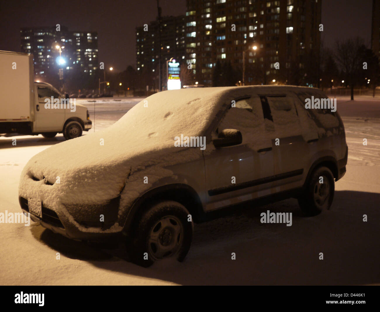 schneebedeckte Auto Parkplatz Nacht Stockfoto