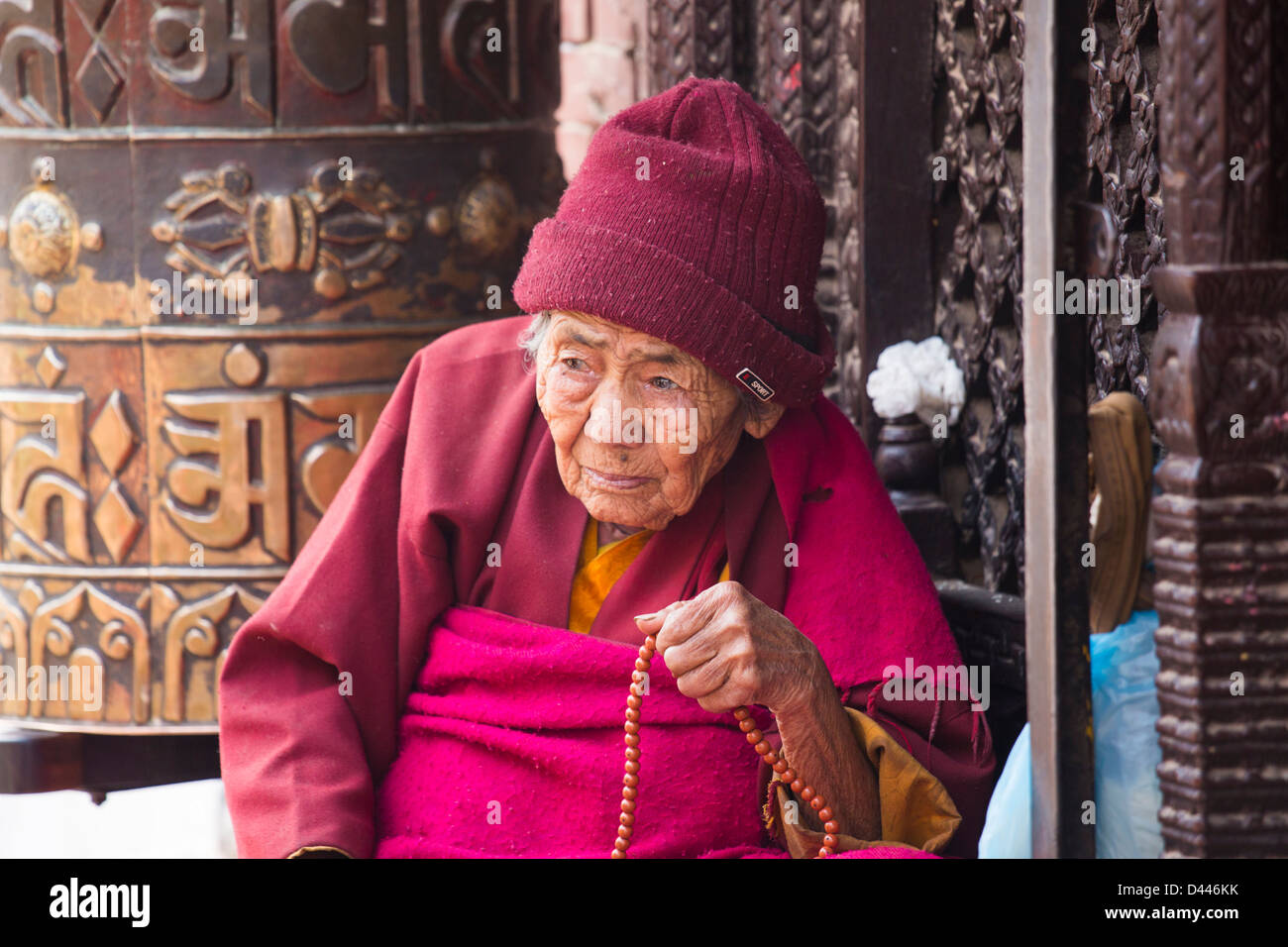 Elderlly buddhistische Frau am Boudhanath Stupa, Kathmandu, Nepal Stockfoto