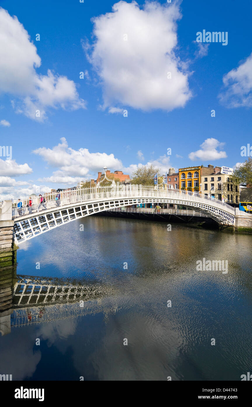 Senkrechten Blick auf die Ha'Penny Brücke aka Droichead Na Leathphingine oder Liffey Brücke in Dublin an einem sonnigen Tag. Stockfoto
