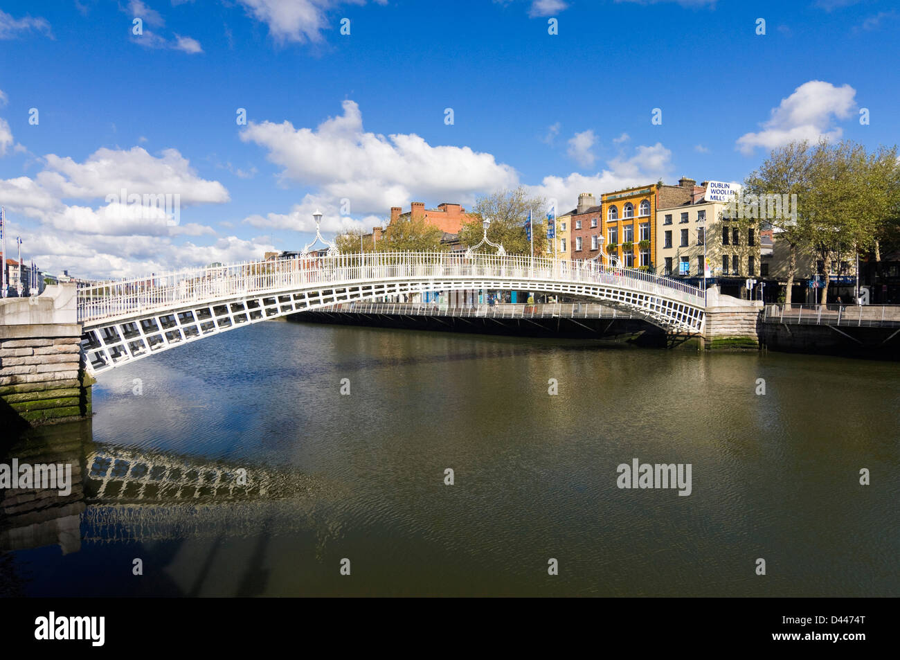 Horizontale Ansicht der Ha'Penny Brücke aka Droichead Na Leathphingine oder Liffey Brücke in Dublin an einem sonnigen Tag. Stockfoto