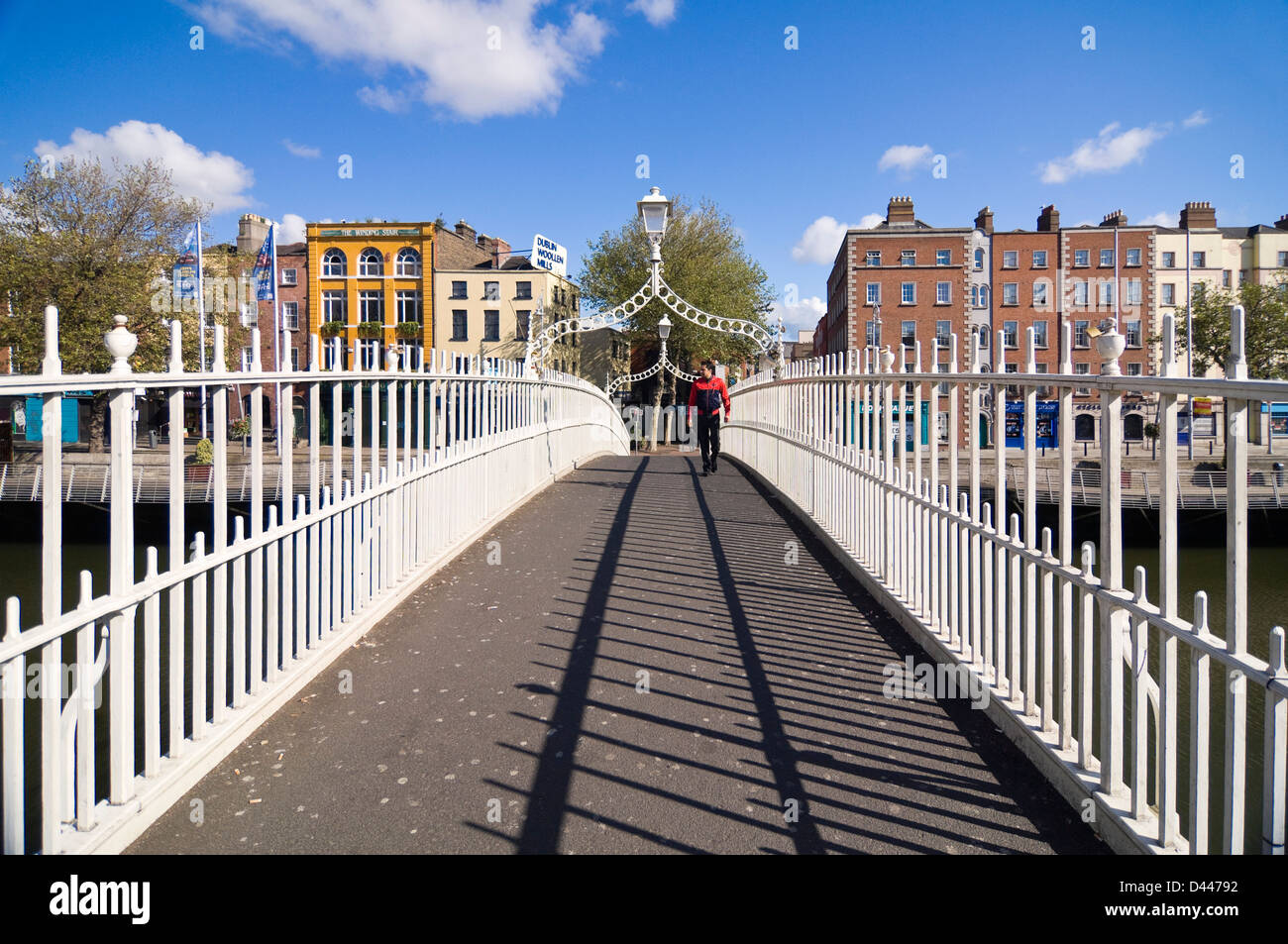 Horizontale Ansicht der Ha'Penny Brücke aka Droichead Na Leathphingine oder Liffey Bridge in Dublin. Stockfoto