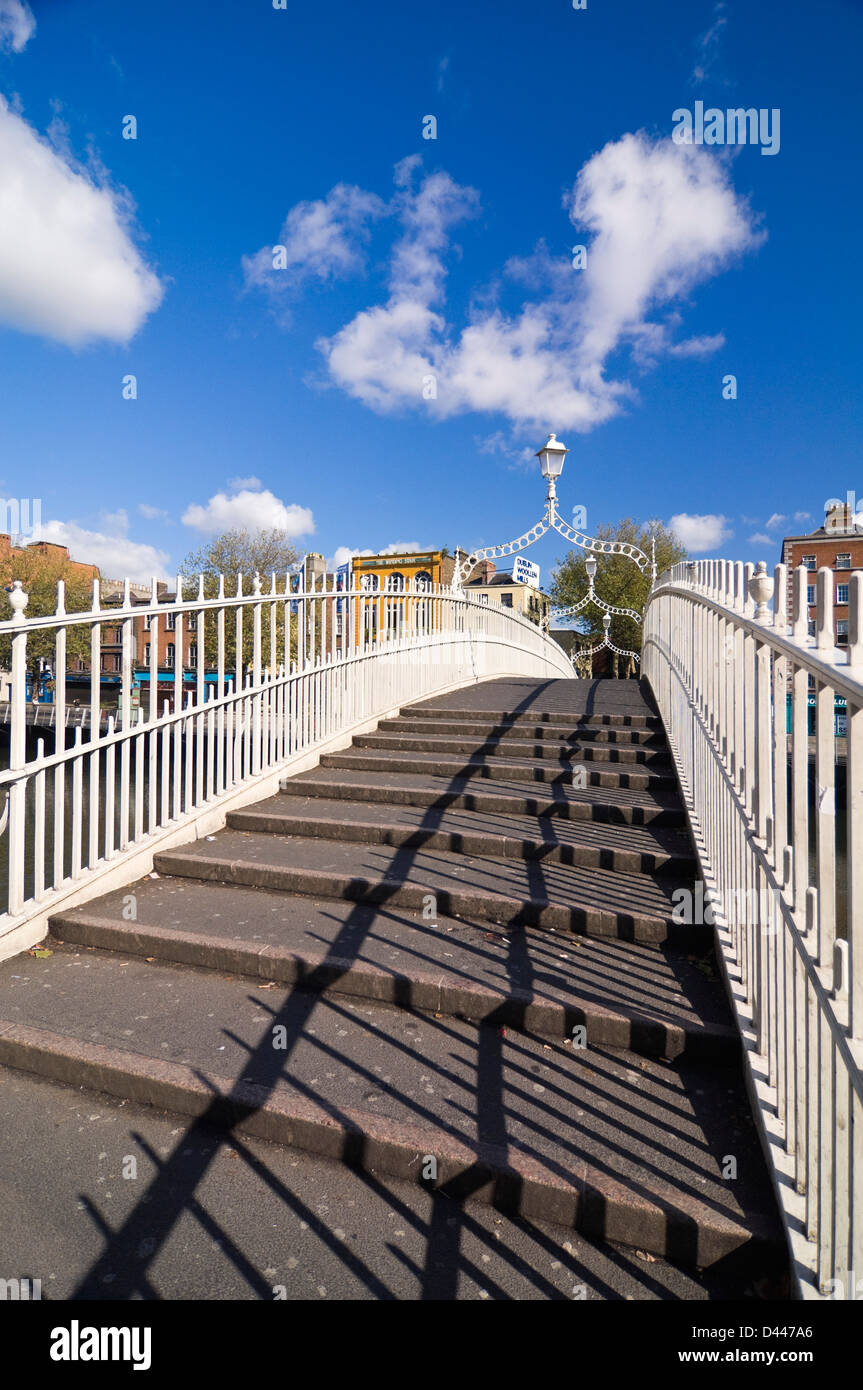 Senkrechten Blick auf die Ha'Penny Brücke aka Droichead Na Leathphingine oder Liffey Bridge in Dublin. Stockfoto