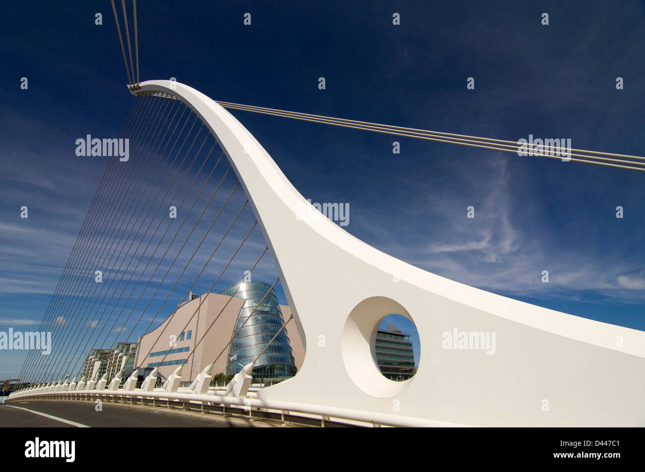 Horizontale Ansicht von Samuel Beckett Bridge, Droichead Samuel Beckett, überqueren den Fluss Liffey in Dublin an einem sonnigen Tag. Stockfoto