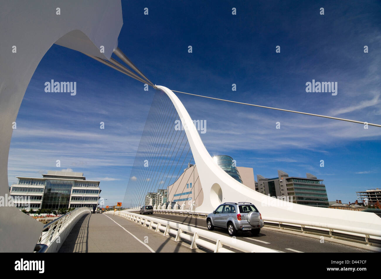 Horizontale Ansicht von Samuel Beckett Bridge, Droichead Samuel Beckett, überqueren den Fluss Liffey in Dublin an einem sonnigen Tag. Stockfoto