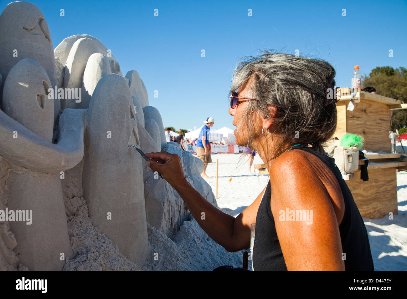 Ein professionelle Sand Bildhauer arbeitet am Strand während eines Wettkampfes in Siesta Key, FL. Stockfoto
