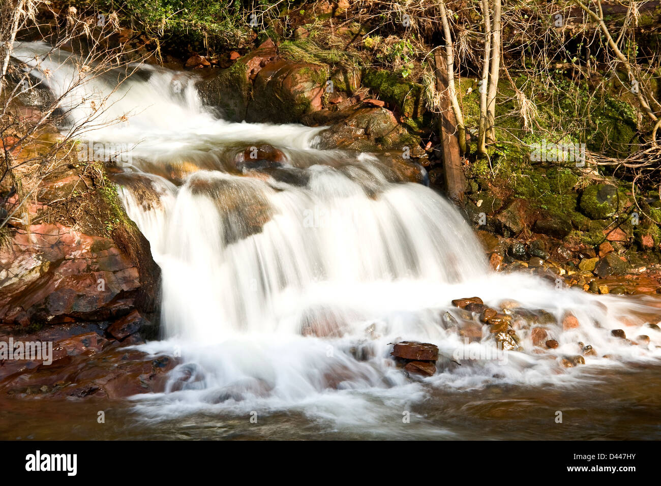 Schnell fließenden Wasserfall von der "weißen Burn" fließt der Fluss South Esk an der Shielhill Brücke in Angus, Schottland, Vereinigtes Königreich Stockfoto