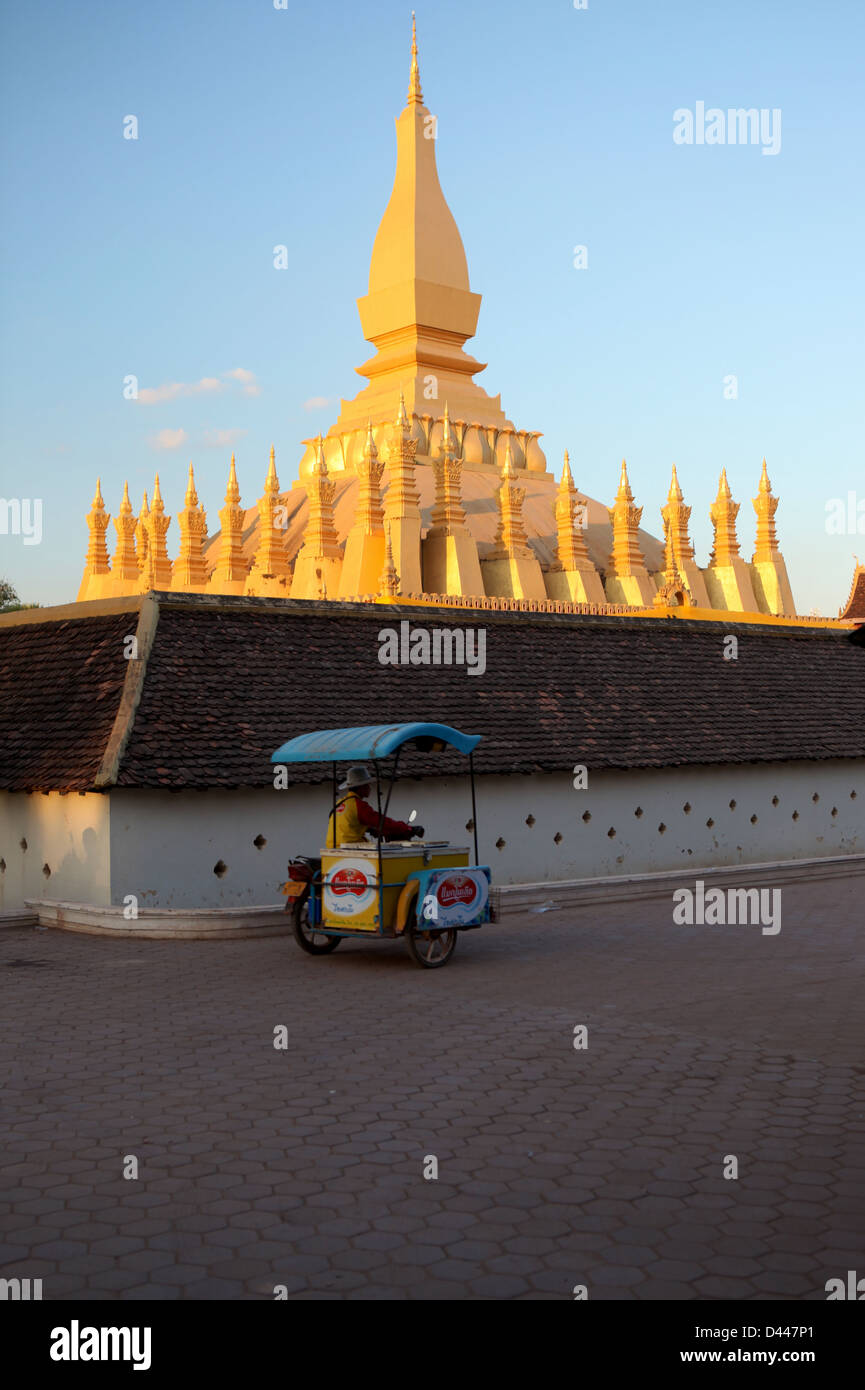 Pha, die Luang ist eine große Gold bedeckten buddhistischen Stupa im Zentrum von Vientiane, Laos Stockfoto