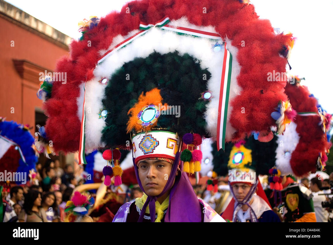Eine Tänzerin führt den Tanz der Feder oder Danza De La Pluma während der Parade Guelaguetza in Oaxaca, Mexiko. Stockfoto