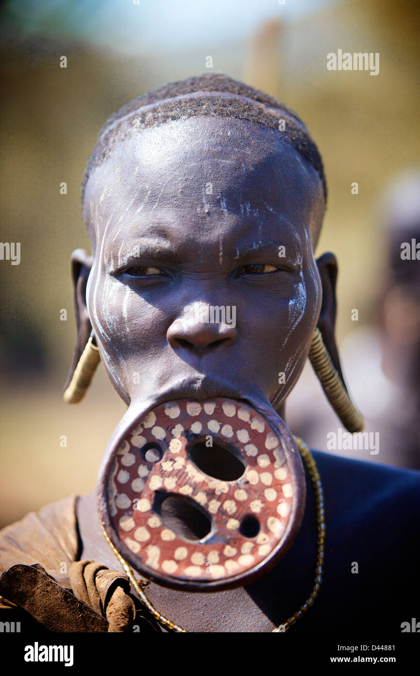 Mursi Indianerin mit großen lipplate Stockfoto