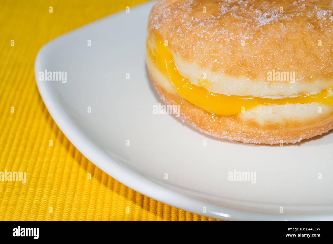 Erstaunliche Teig-Nuss in gelber Hintergrund mit tollen Farben Stockfoto