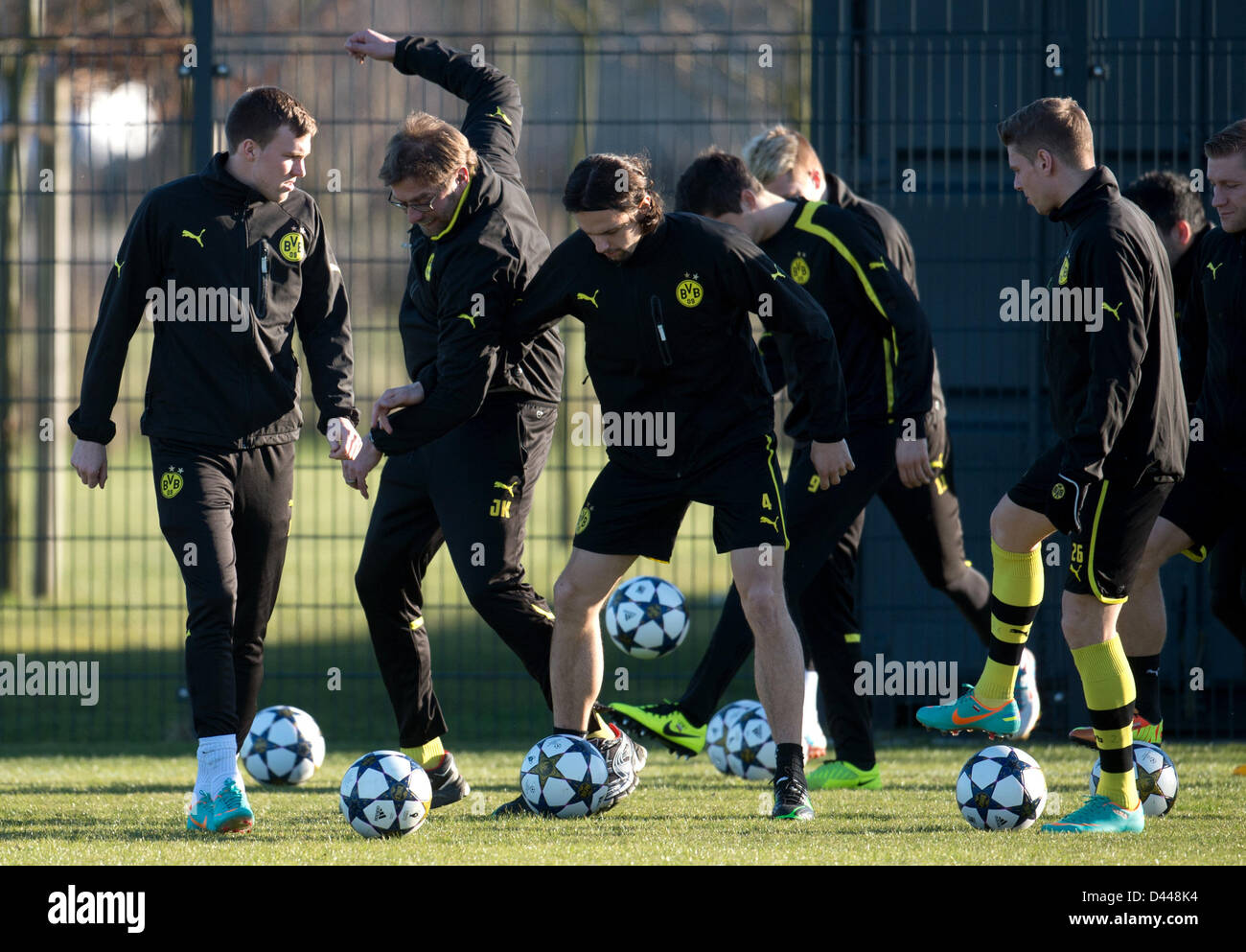 Dortmund-Brakel, Deutschland, 4. März 2013. Dortmunds Trainer Juergen Klopp (2 L) tritt den Ball mit Kevin Grosskreutz (L-R), Neven Subotic, Robert Lewandowski, Marco Reus (beide aufgeht) und Lukasz Piszczek während einer Trainingseinheit beim BVB in Dortmund-Brakel, Deutschland, 4. März 2013. Dortmund spielt FC Shakhtar Donetsk für das Rückspiel Runde 16 Match am Dienstag. Foto: BERND THISSEN/Dpa/Alamy Live-Nachrichten Stockfoto