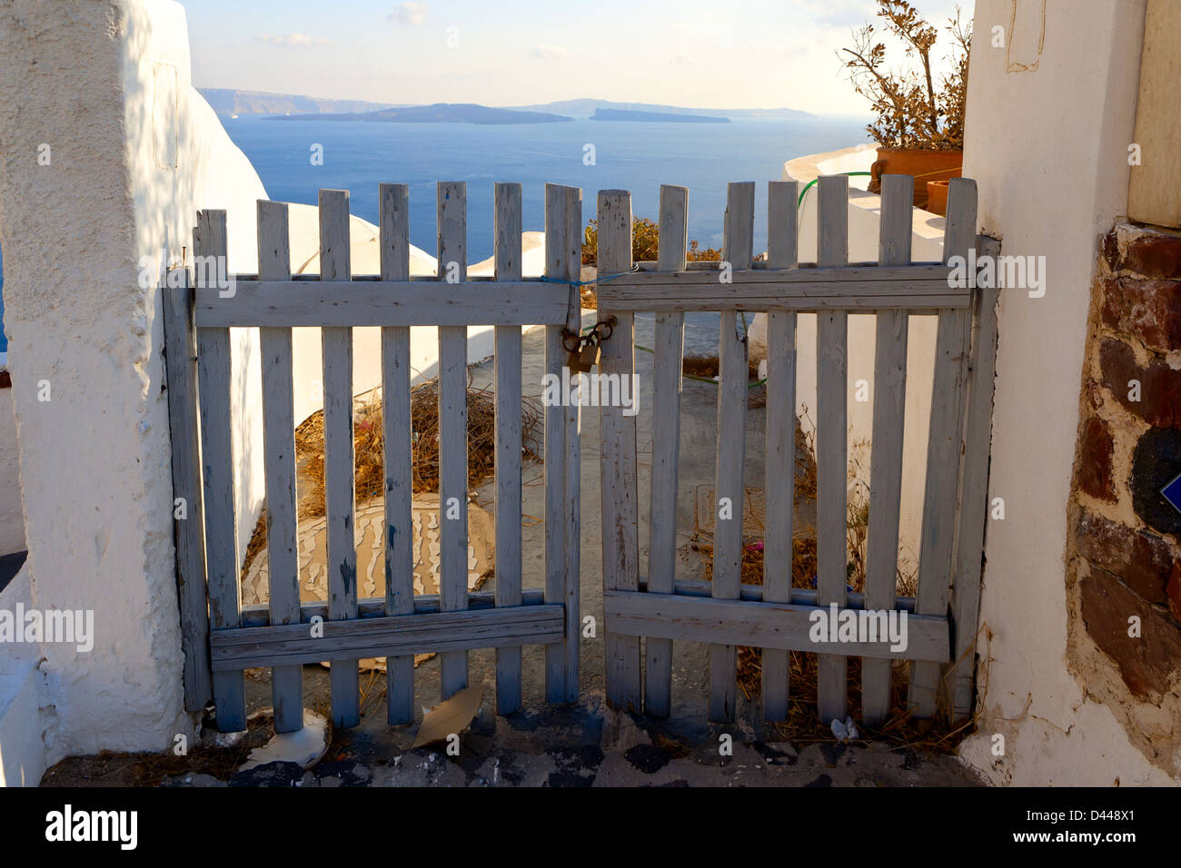 Holztore schließen Zugang zum Meer. Griechenland, Santorin Stockfoto