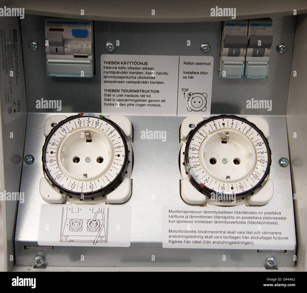 Benutzeroberfläche mit Timer und Steckdosen für 220 V AC Auto Motorblock Heizungen in kalten Wintertemperaturen von Finnland verwendet. Stockfoto