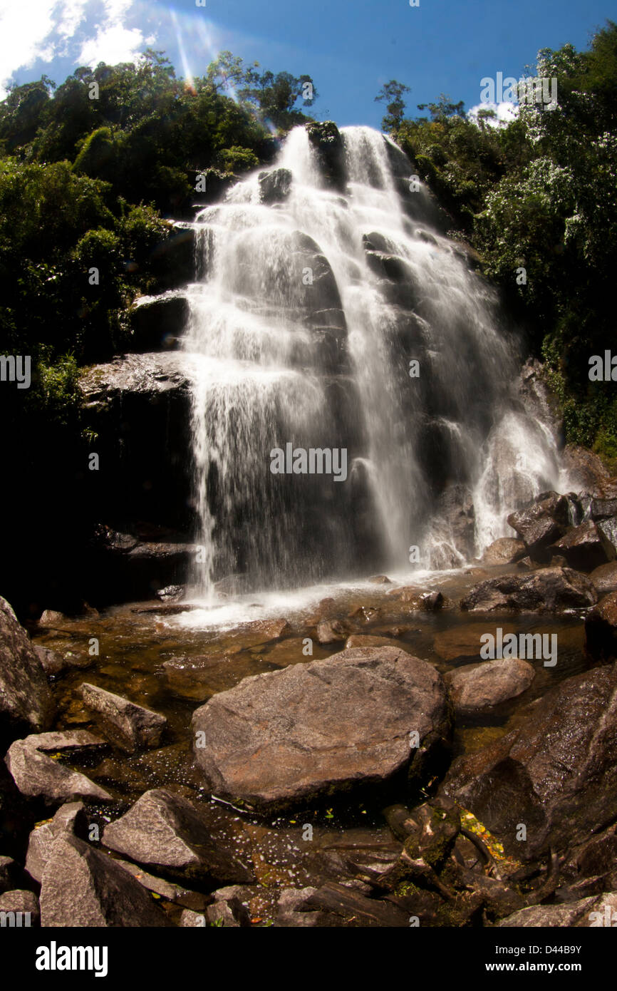 "Véu da Noiva" Wasserfall im Itatiaia National Park, der erste Park in Brasilien. Stockfoto