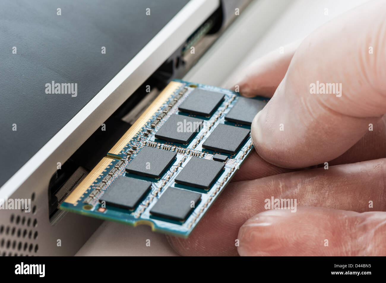 IT-Techniker ein random-Access Arbeitsspeicher (RAM) Brett in einem Computer zu ersetzen. Stockfoto