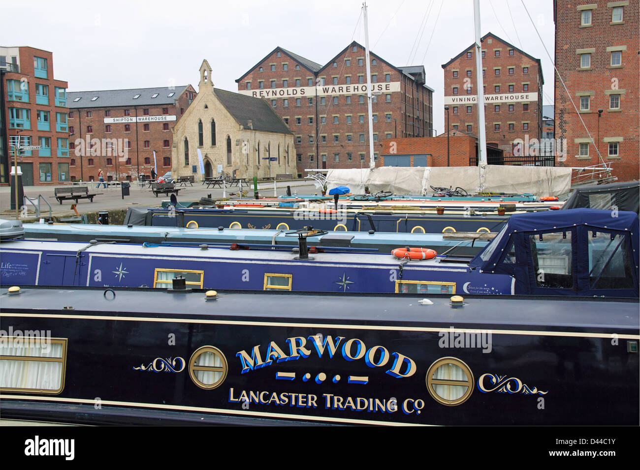 Schmale Boote vertäut durch Mariners Kapelle, Gloucester Docks, Gloucestershire, England, Großbritannien, Vereinigtes Königreich, Deutschland, Europa Stockfoto