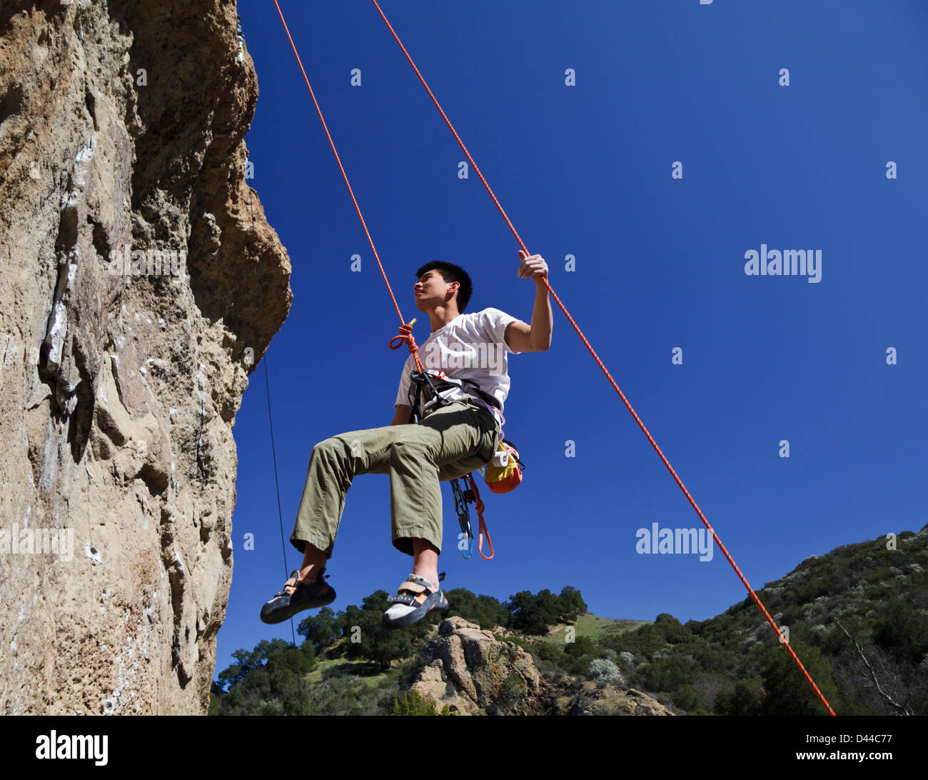 Kletterer hält Seil Studien Route Klippe im Malibu Creek State Park in Malibu, Kalifornien Stockfoto