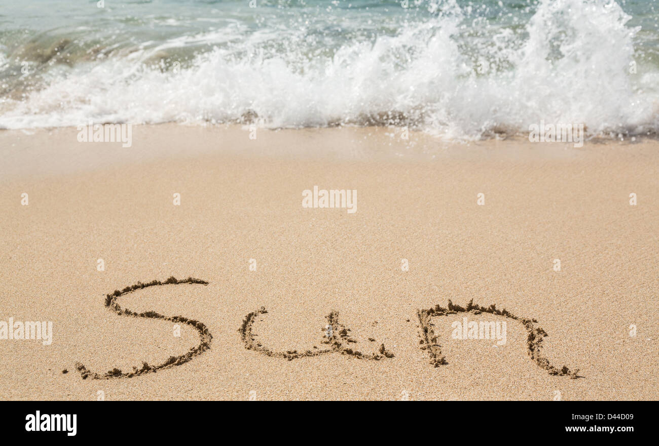 Sand Zeichnung am warmen Strand von Meeresbrandung in Karibik Rechtschreibung Sonne Stockfoto