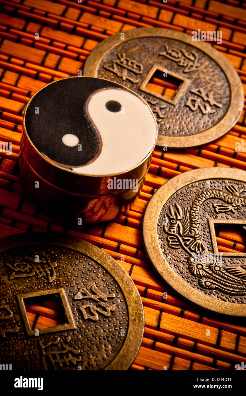 Iching Münzen und Yin yang Stockfoto
