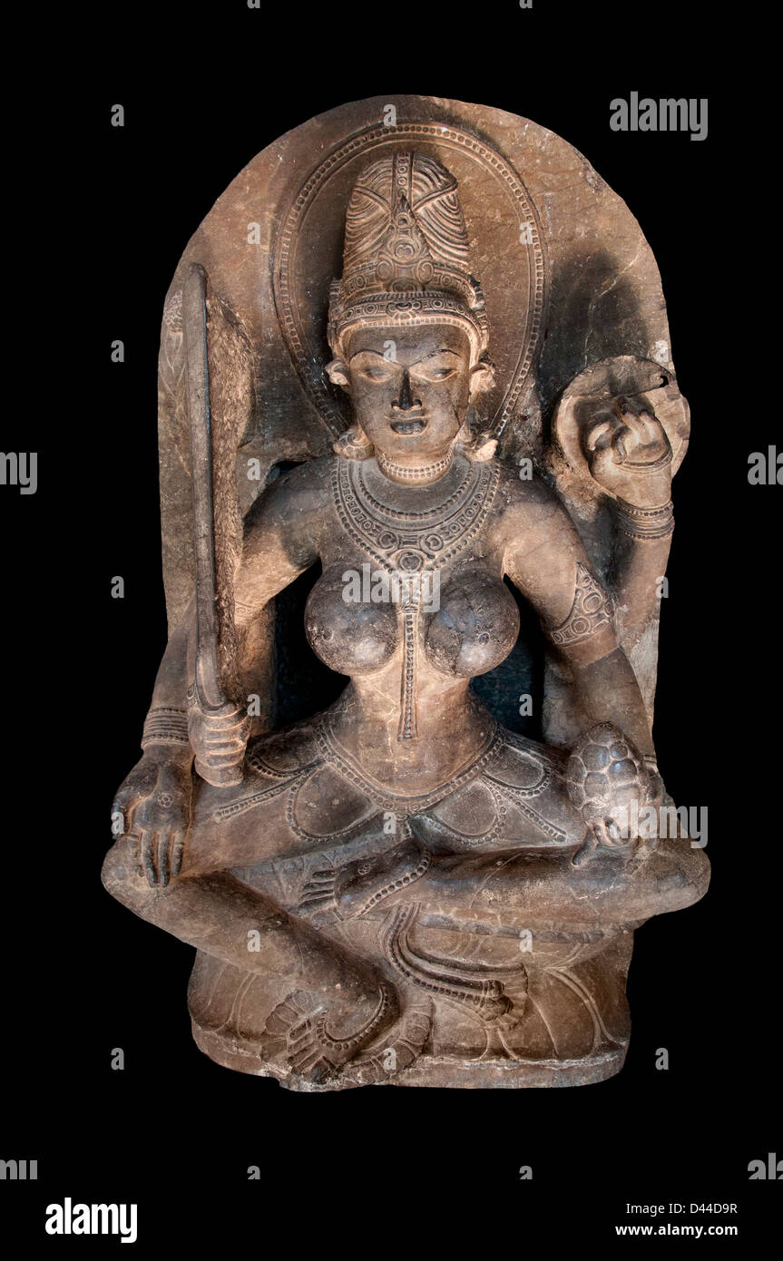 Stein- oder Bronzeskulptur aus Chola-Zeit aus dem 10. Jahrhundert, die die hinduistische Göttin Durga darstellt, die die höchste göttliche weibliche Kraft (Devi) aus Sout repräsentiert Stockfoto
