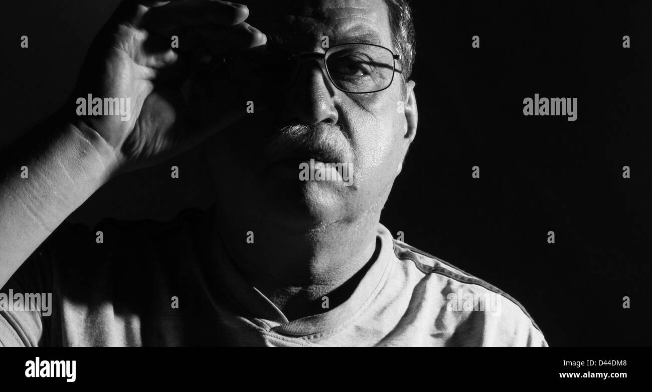 Mann mittleren Alters in Brillen, schwarz / weiß Stockfoto