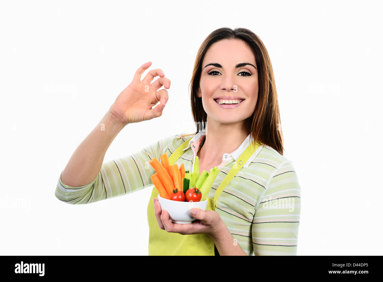 Junge Frau kochen. Gesunde Ernährung - Gemüsesalat. Ernährung. Diät-Konzept. Gesunde Lebensweise. Kochen zu Hause. Essen zubereiten Stockfoto