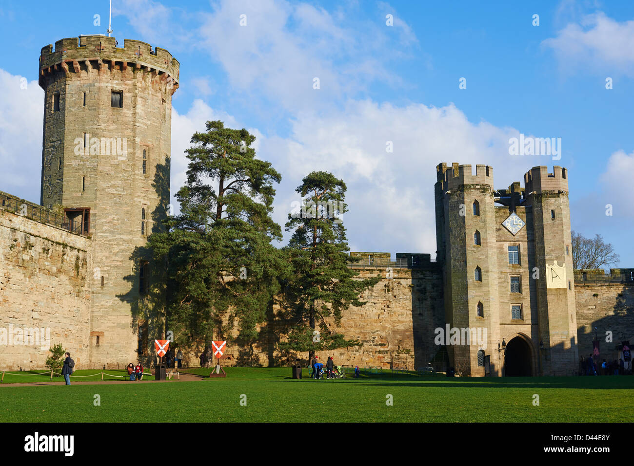 Jungs-Turm aus den zentralen Innenhof mit dem Torhaus auf die richtige Warwick Castle Warwickshire UK Stockfoto