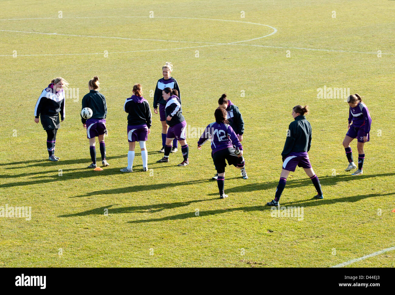 Hochschulsport, passen Frauen Fußballer Warm-up Übungen vor Stockfoto