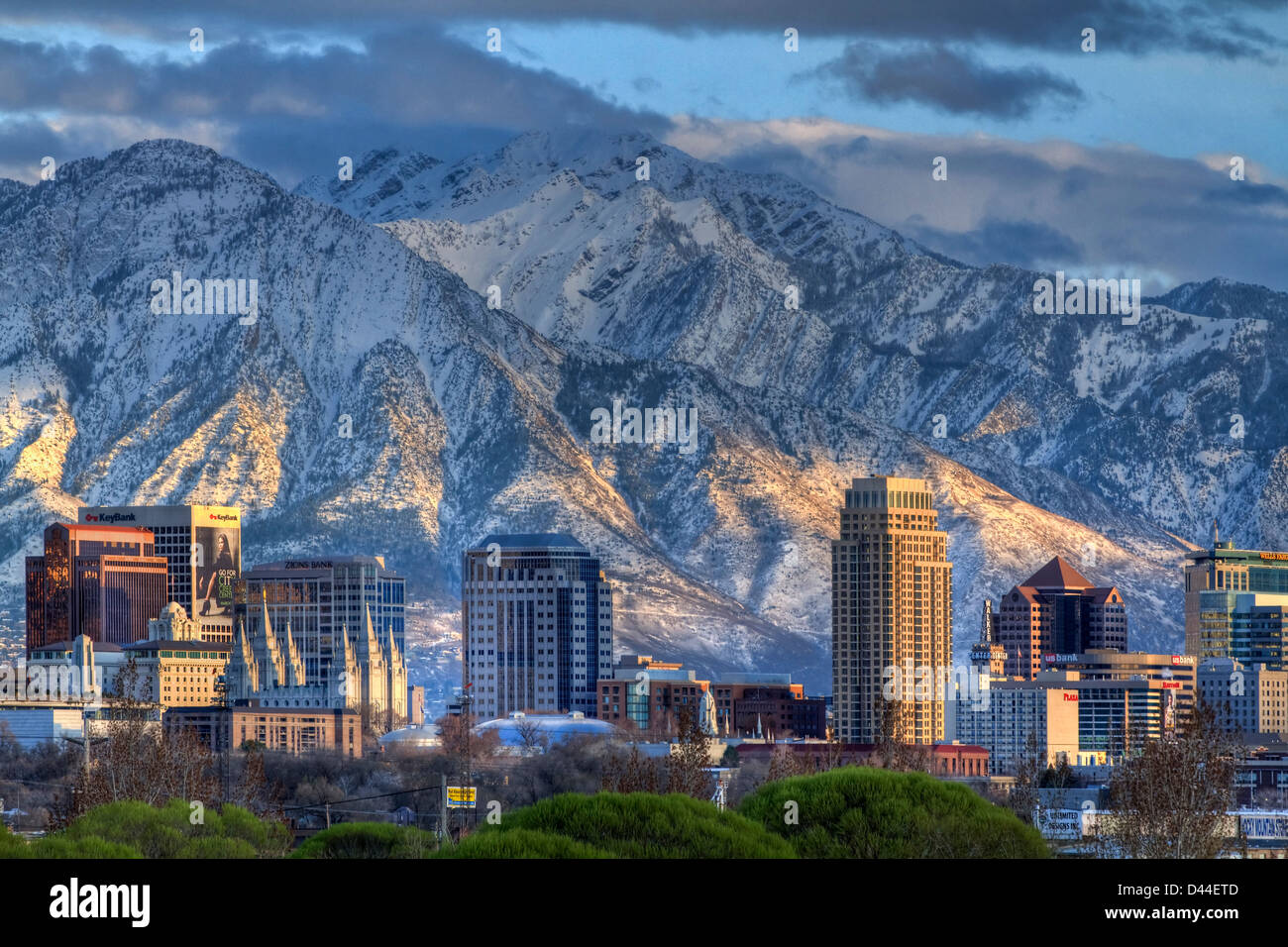 Panoramablick auf die Skyline der Innenstadt Salt Lake City im zeitigen Frühjahr mit Schnee bedeckt Wasatch Mountains im Hintergrund Stockfoto