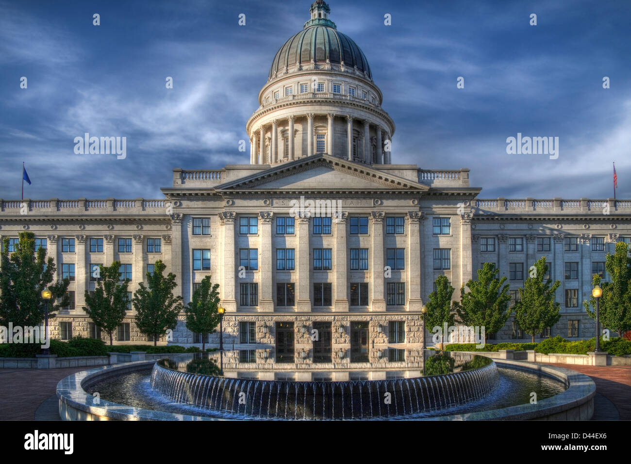 Außenansicht von der Utah State Capitol Building in Salt Lake City in Utah mit den reflektierenden Pool und Brunnen Stockfoto