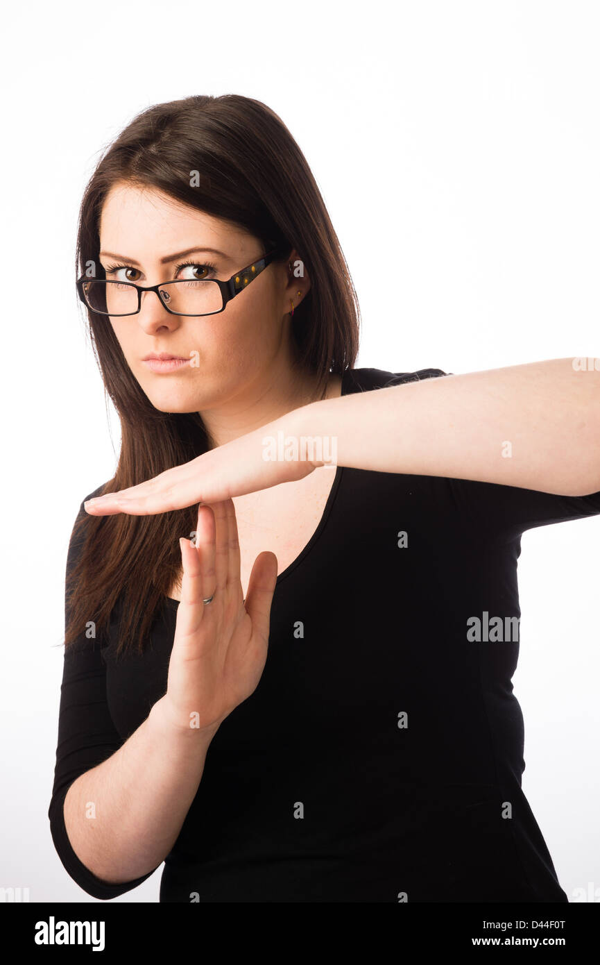 Eine junge stern aussehende Frau, braune Haare, Brille Brille Kennzeichnung Auszeit, UK Stockfoto