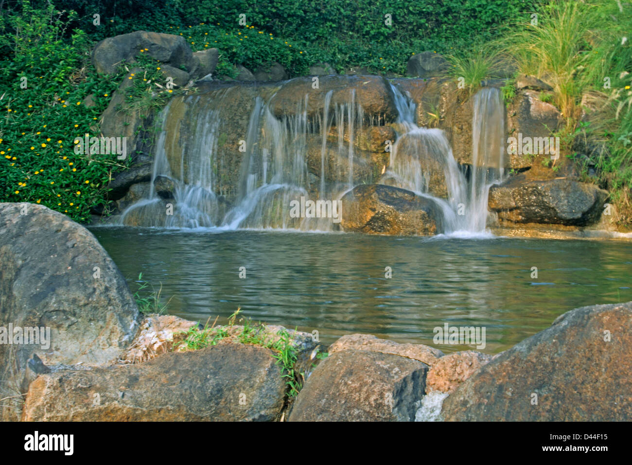 Japanische Bambus Wasserfall mit kleines Wasserspiel und Struchern  Stockfotografie - Alamy