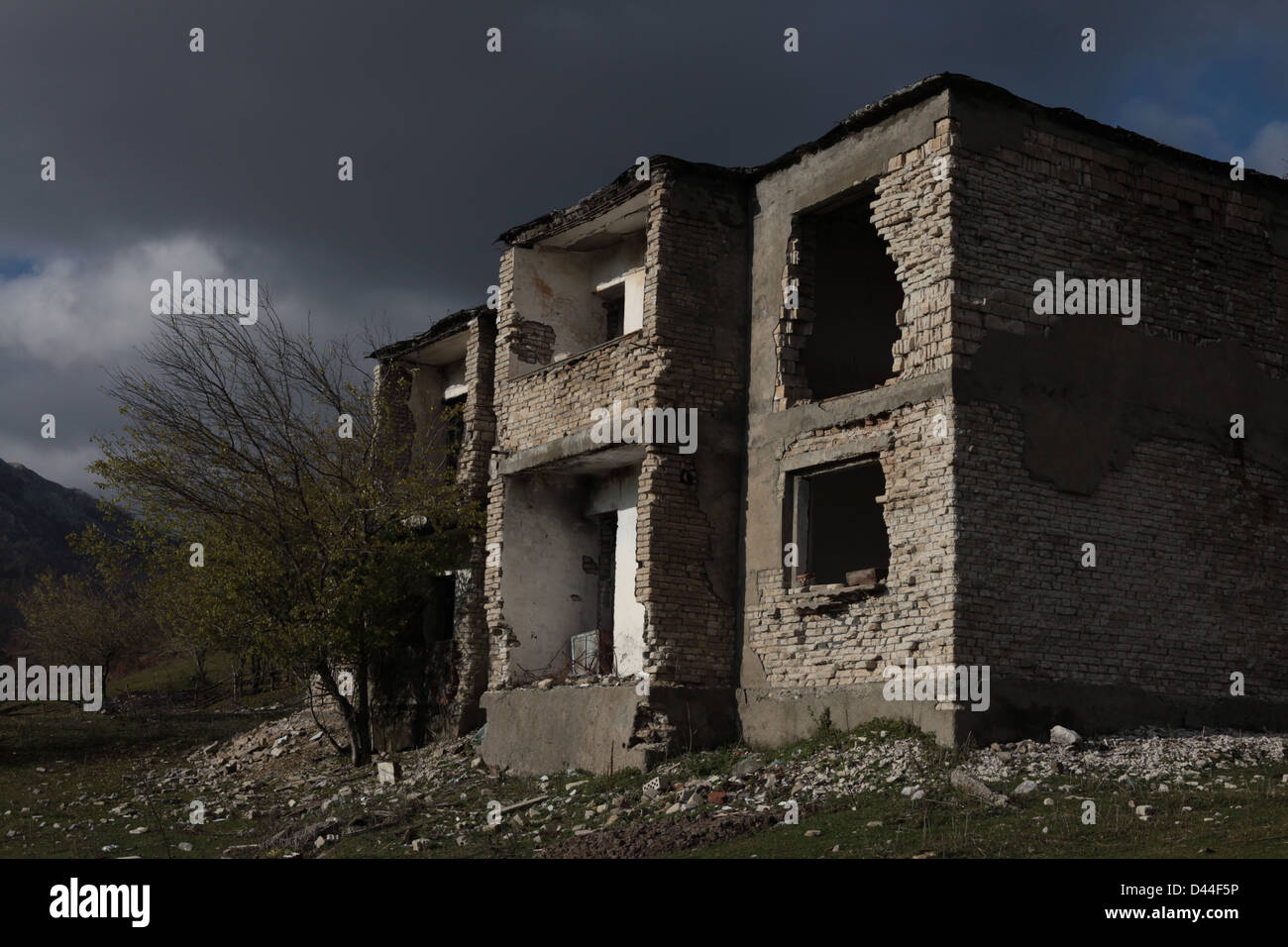 Hausruine aus der 1997 Schneeballsysteme und anschließenden Zusammenbruch der Gesellschaft, Biza, Albanien Stockfoto