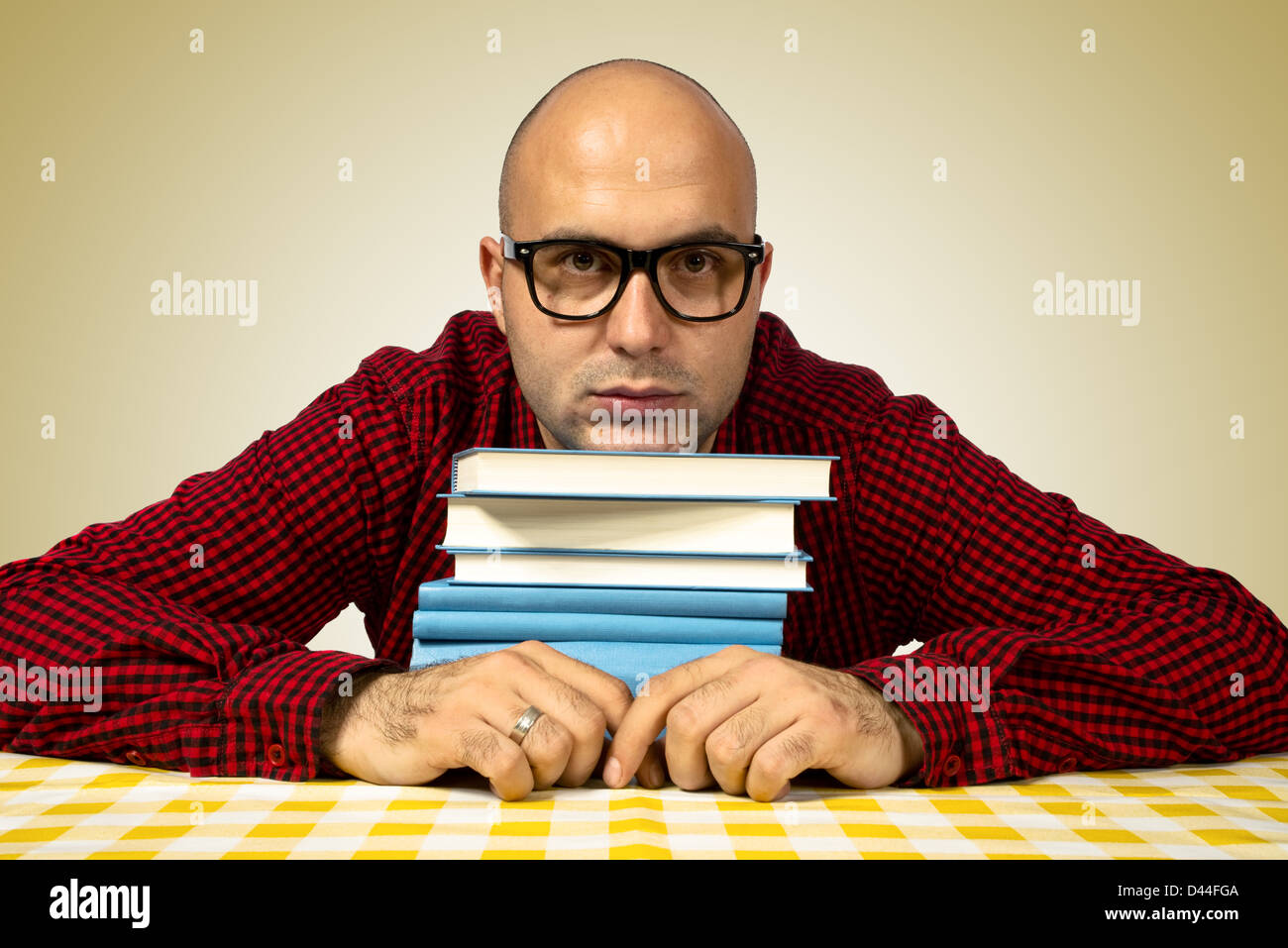 Junge Erwachsene Fett Studentin mit einigen Büchern, die am Tisch sitzen. Stockfoto