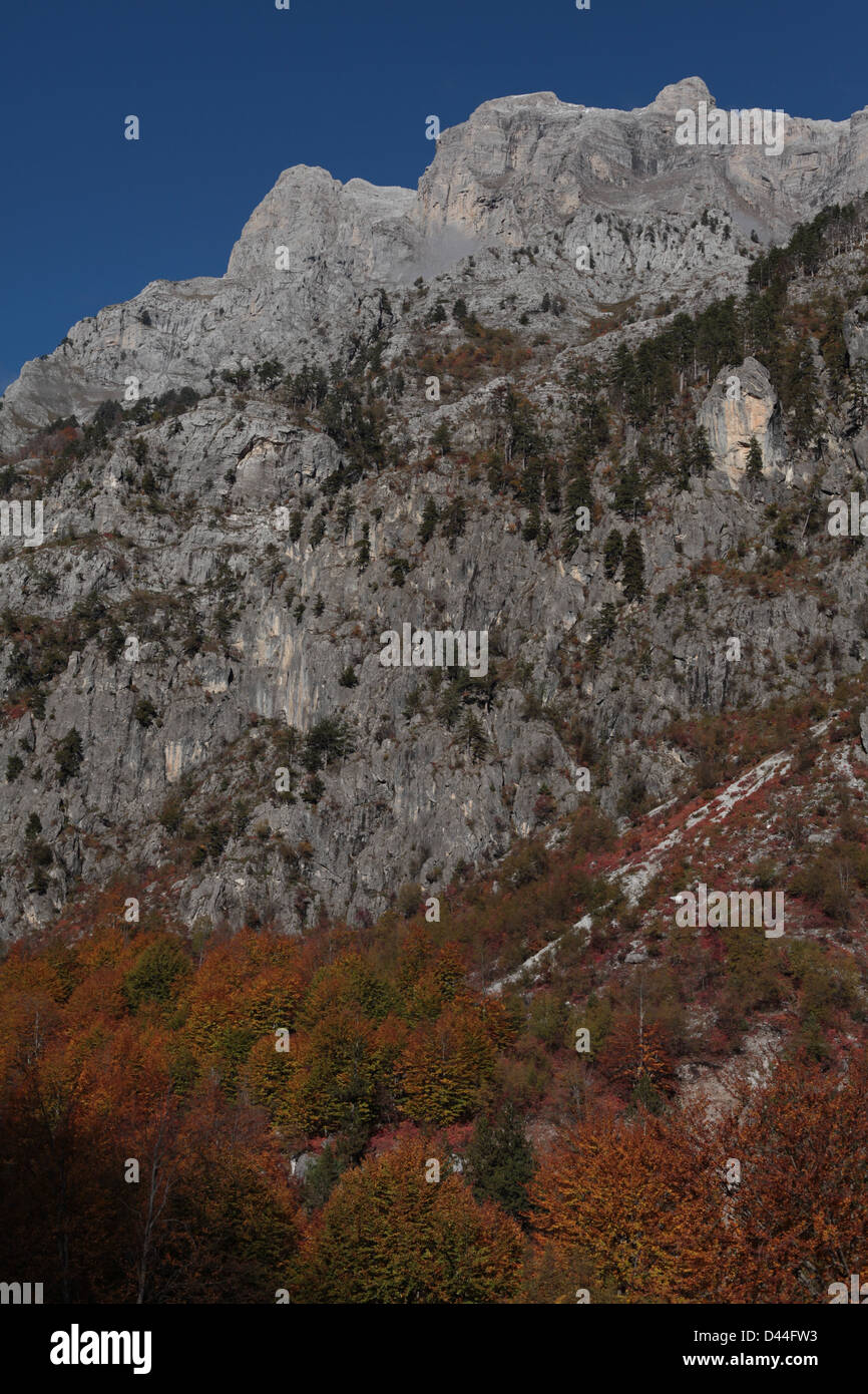 Berge über dem Dorf Valbona in den verfluchten Bergen im Norden Albaniens (Dinarische Alpen). Stockfoto