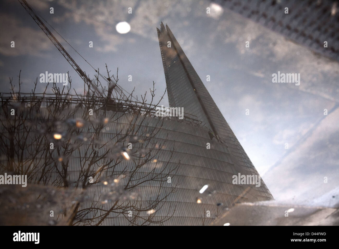 Bild von der Scherbe spiegelt sich in einer Pfütze an einem regnerischen Tag in london Stockfoto