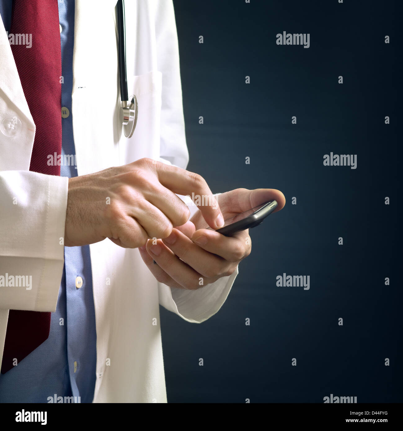 Männlichen Arzt im weißen Kittel ist ein modernes Smartphone-Gerät mit Tocuh Bildschirm verwenden. Stockfoto