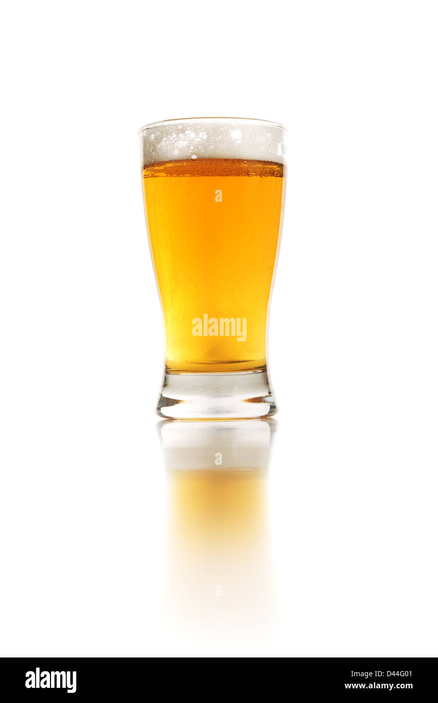 Glas Bier über einen weißen Hintergrund. Frische gelbe lecker Bier. Stockfoto
