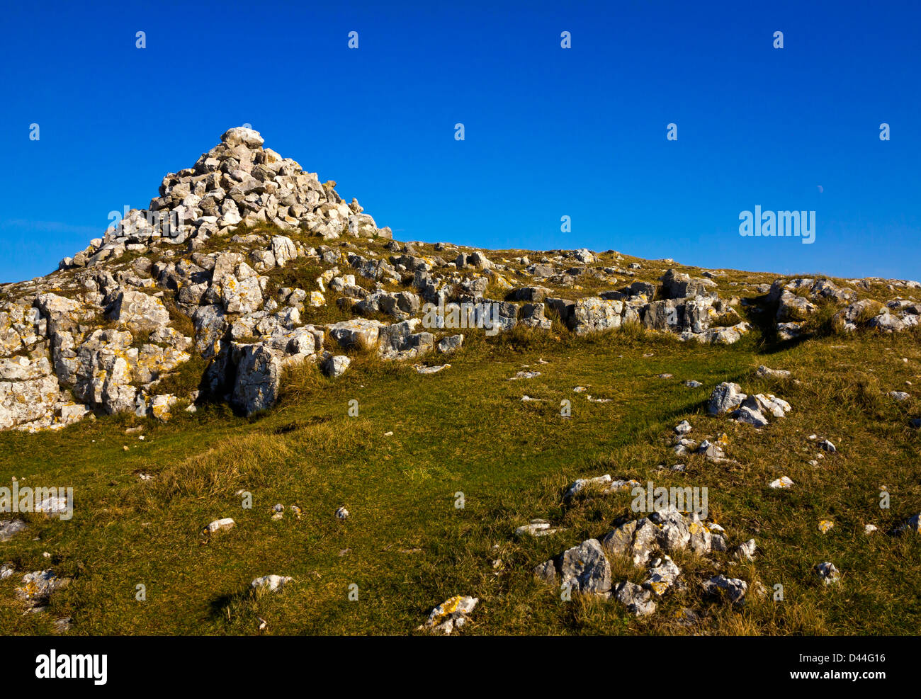 Cairn auf den Little Orme einer Kalkstein-Landzunge in der Nähe von Llandudno Conway North Wales UK Stockfoto