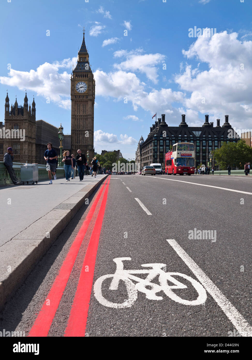 Lane und roten Fahrradroute in Westminster mit Big Ben und die Houses of Parlament London UK Stockfoto