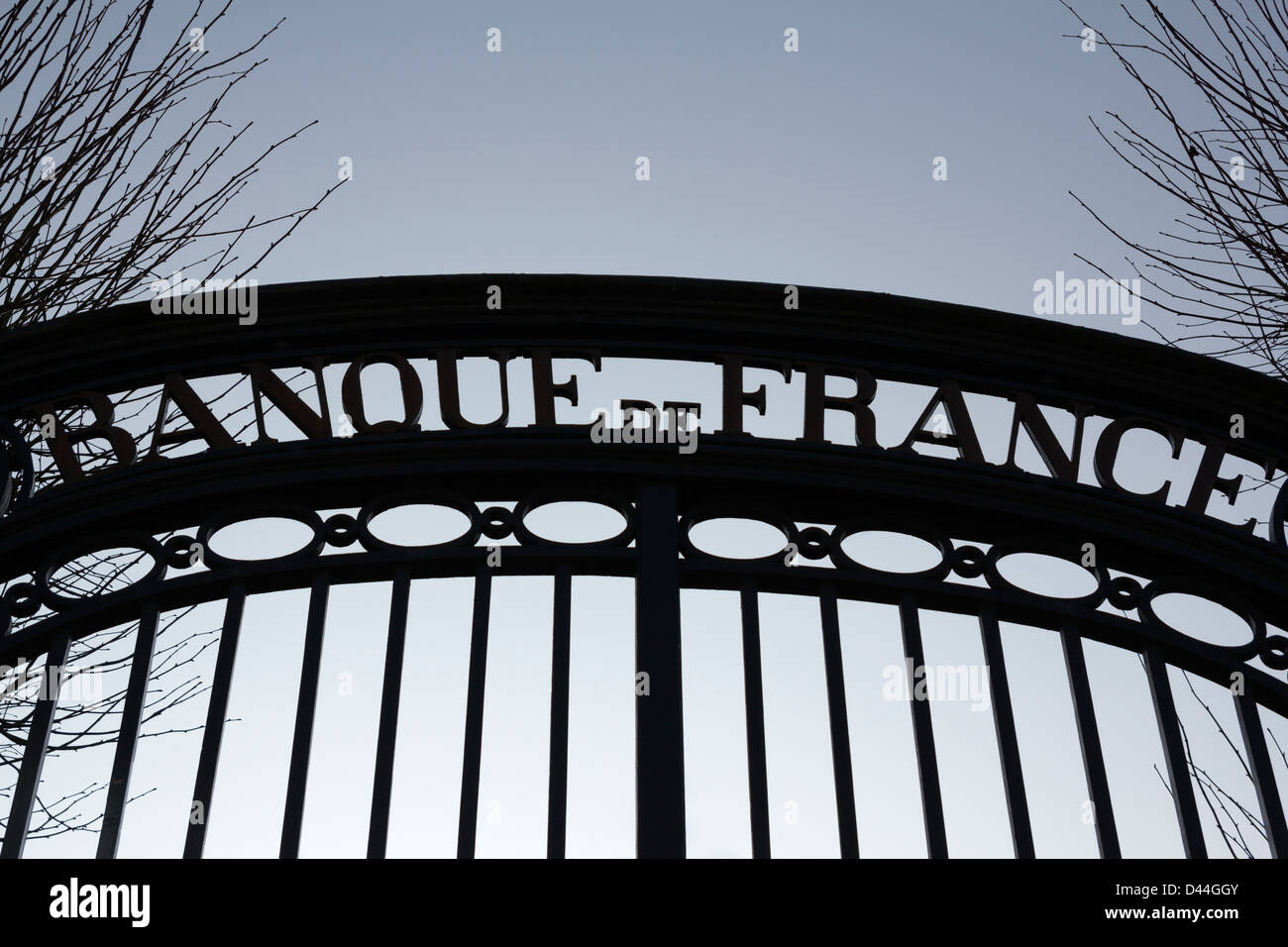 Ehemalige Bankgebäude von Frankreich in Vernon, Frankreich (ursprünglich das Hôtel Tilly); Eisernes Tor gegen Morgensonne Stockfoto