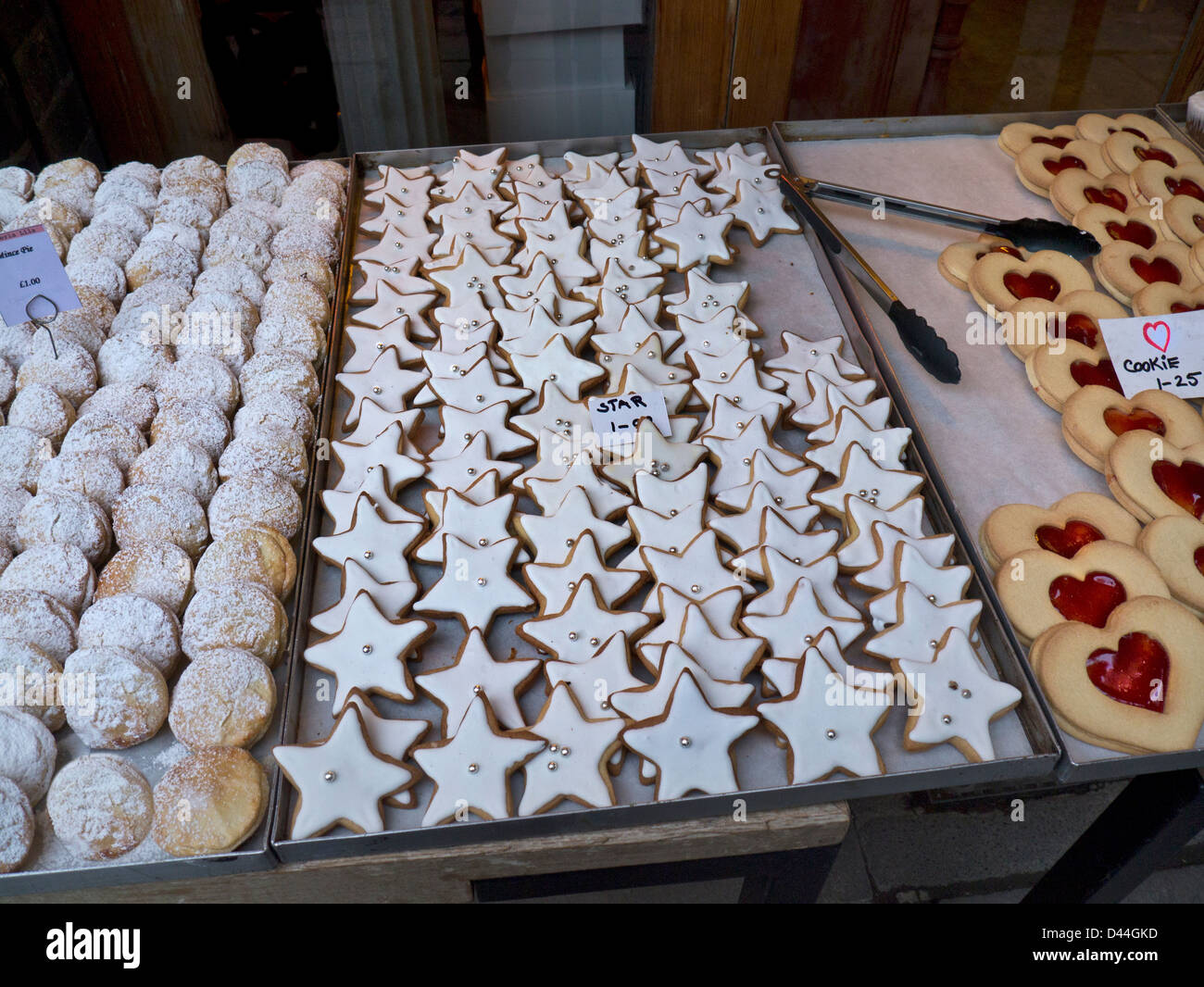 Weihnachten STERNE HERZEN Brötchen Kekse Kekse und Sterne auf Verkauf an Weihnachten Borough Market ein beliebter produzieren Einzelhandel Southwark London Stockfoto