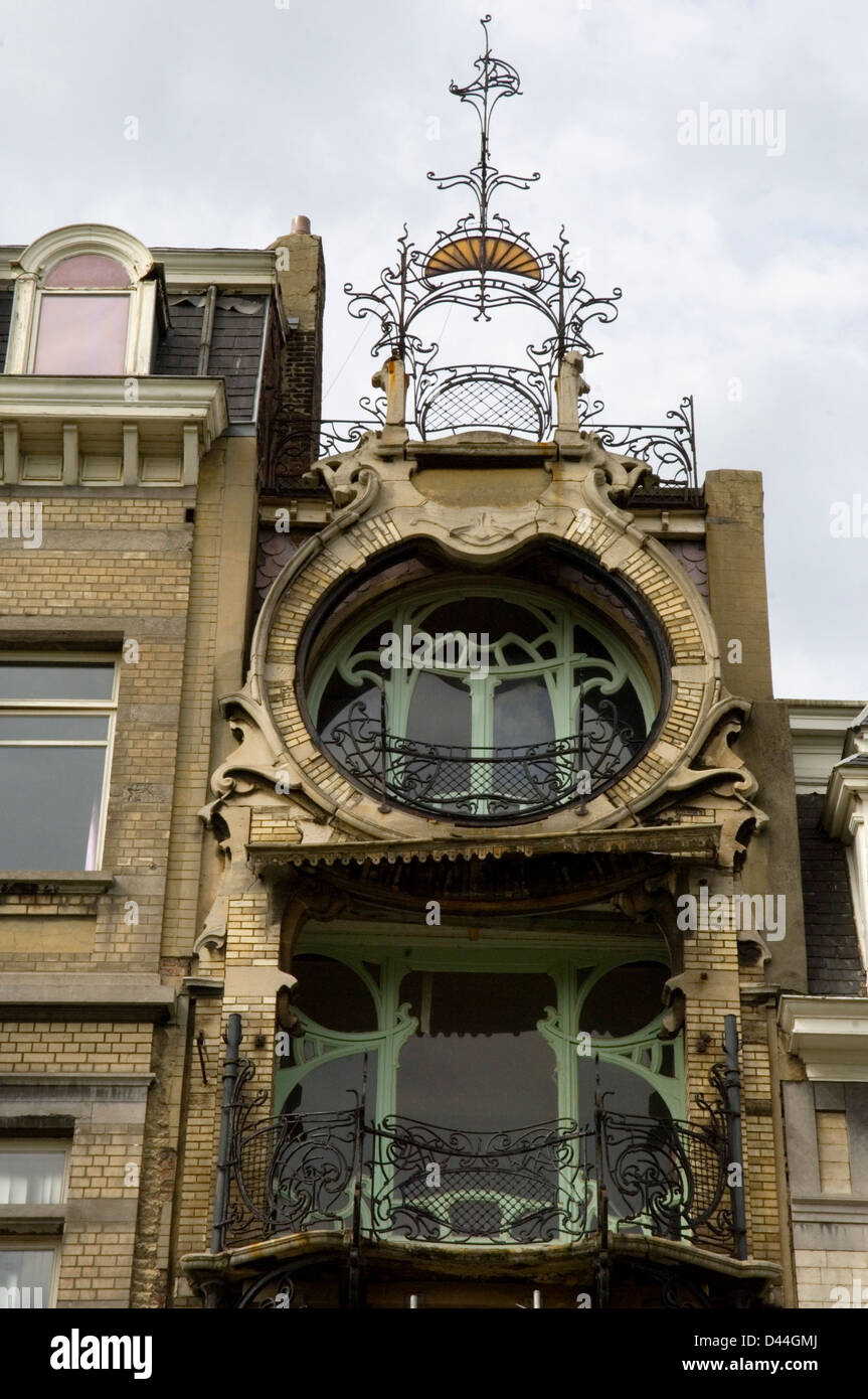 Art-Deco-Wohnung Fassade und Balkone in Brüssel, Belgien Stockfoto