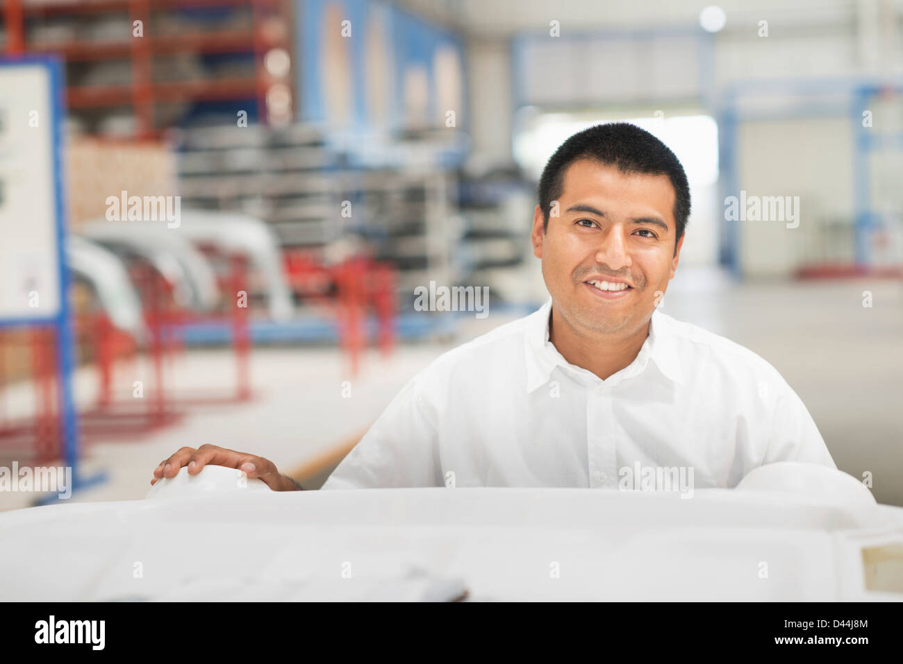 Arbeiter, die lächelnd im Werksgelände Stockfoto