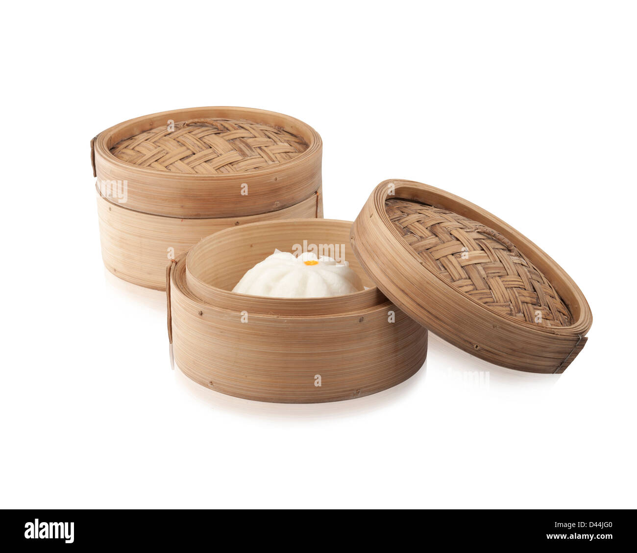 Dim-Sum dampfenden Bambuskorb isoliert auf weiß Stockfoto