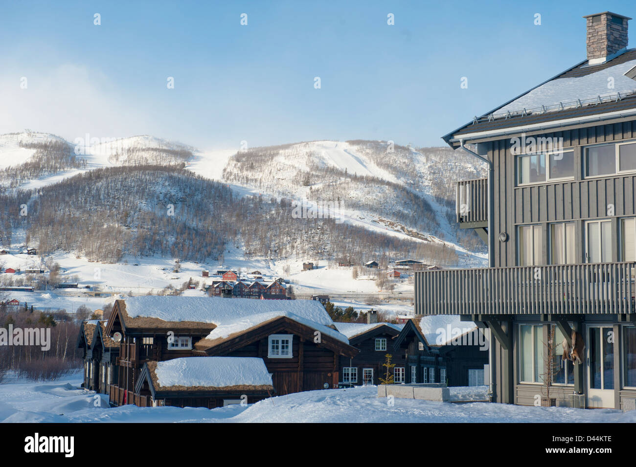 Winterlandschaft mit hölzernen traditionelle und moderne Ferienhäuser und Skipisten von Geilo, Norwegens älteste Skigebiet Stockfoto