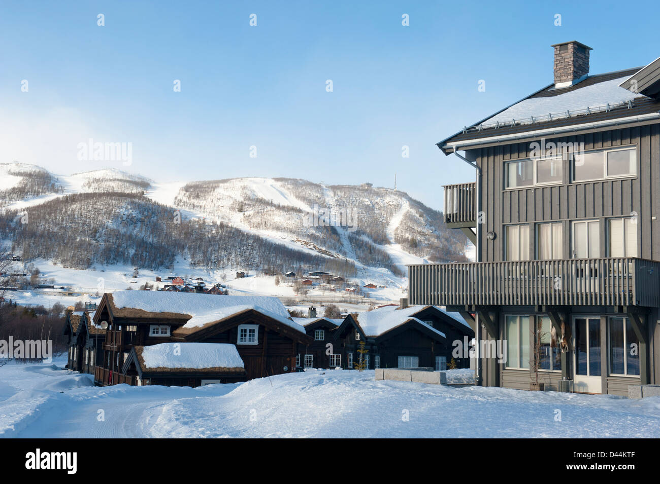 Winterlandschaft mit hölzernen traditionelle und moderne Ferienhäuser und Skipisten von Geilo, Norwegens älteste Skigebiet Stockfoto