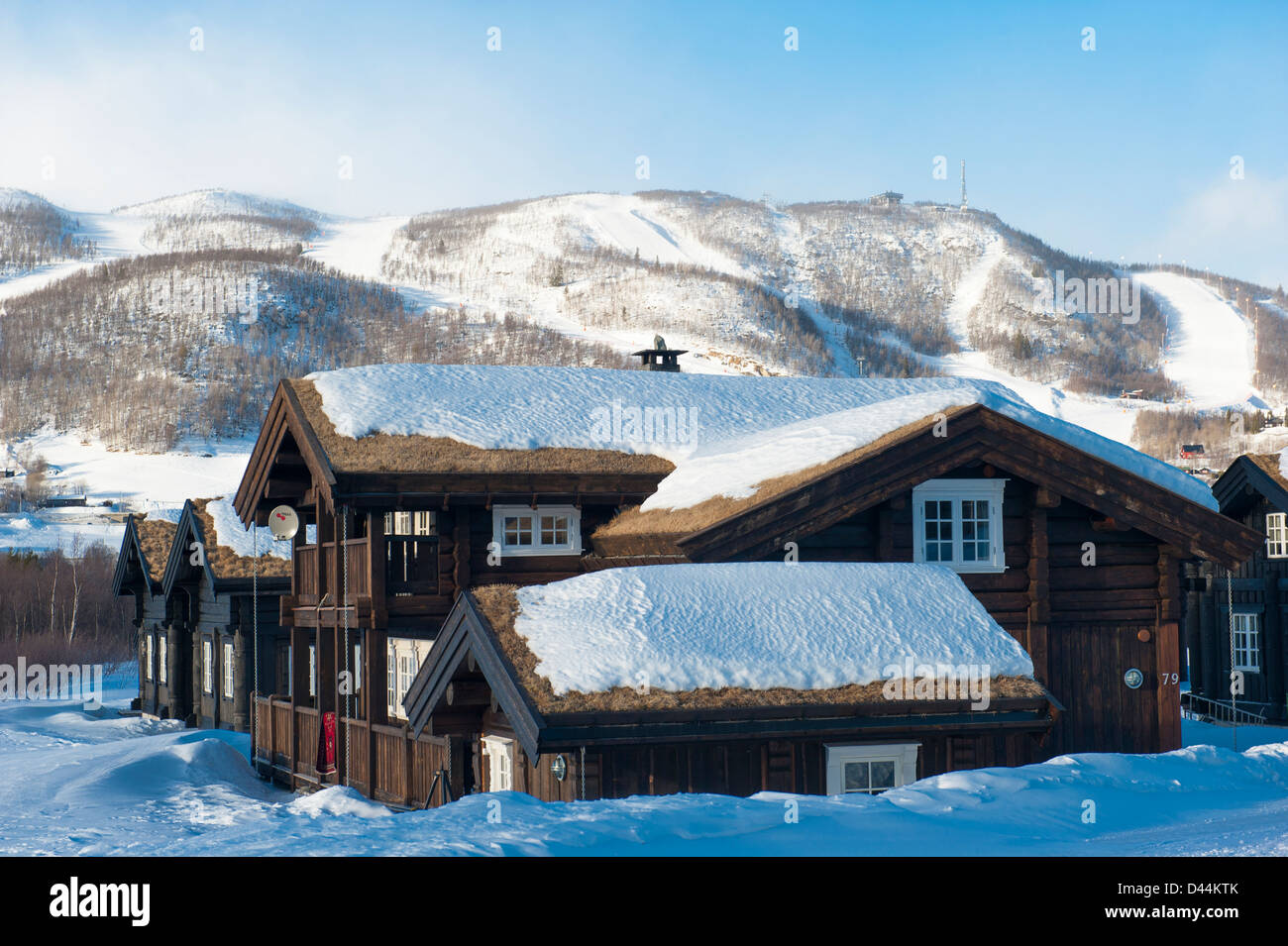 Winterlandschaft mit traditionellen Ferienhäuser und Skipisten von Geilo, Norwegens älteste Skigebiet Stockfoto