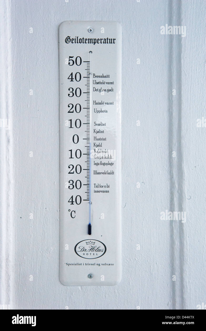 Thermometer an der Wand des renommierten Dr. Holm Hotels in Geilo, Norwegens älteste Skigebiet befestigt. Stockfoto