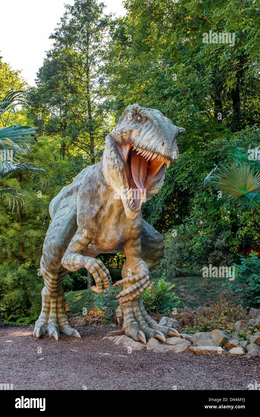 Modell des großen Tyranosaurus Rex im Dschungel Stockfoto